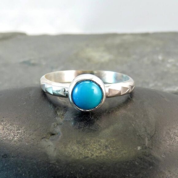 Turquoise and Silver Arrow Ring - Size 7.5 -  December Birthstone Jewelry - Picture 3 of 4